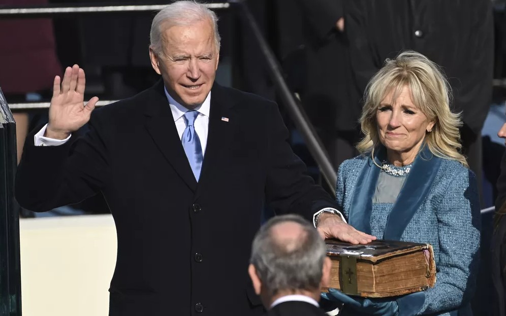 Joe Biden faz juramento de posse com mão sob a Bíblia