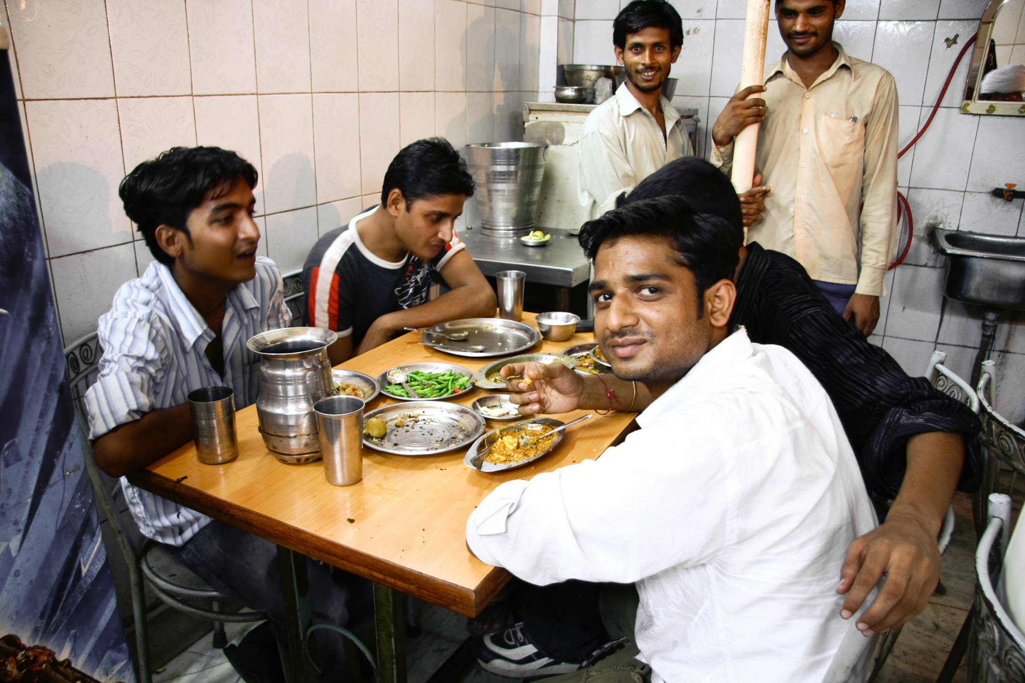 Jovens indianos em um refeitório