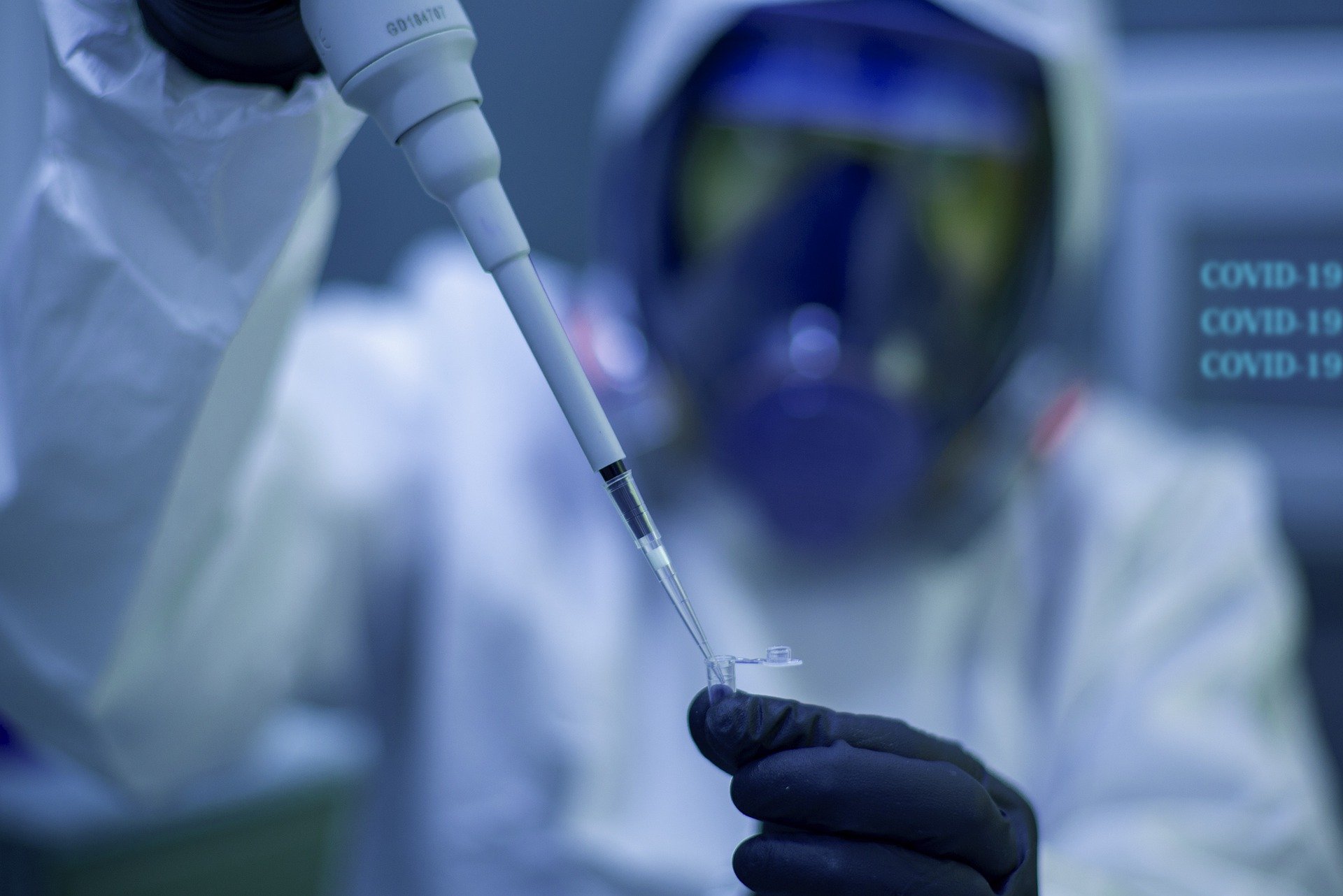 Laboratório prepara vacina covid