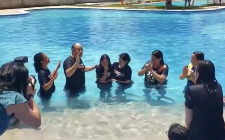 Laura Bolsonaro sendo batizada
