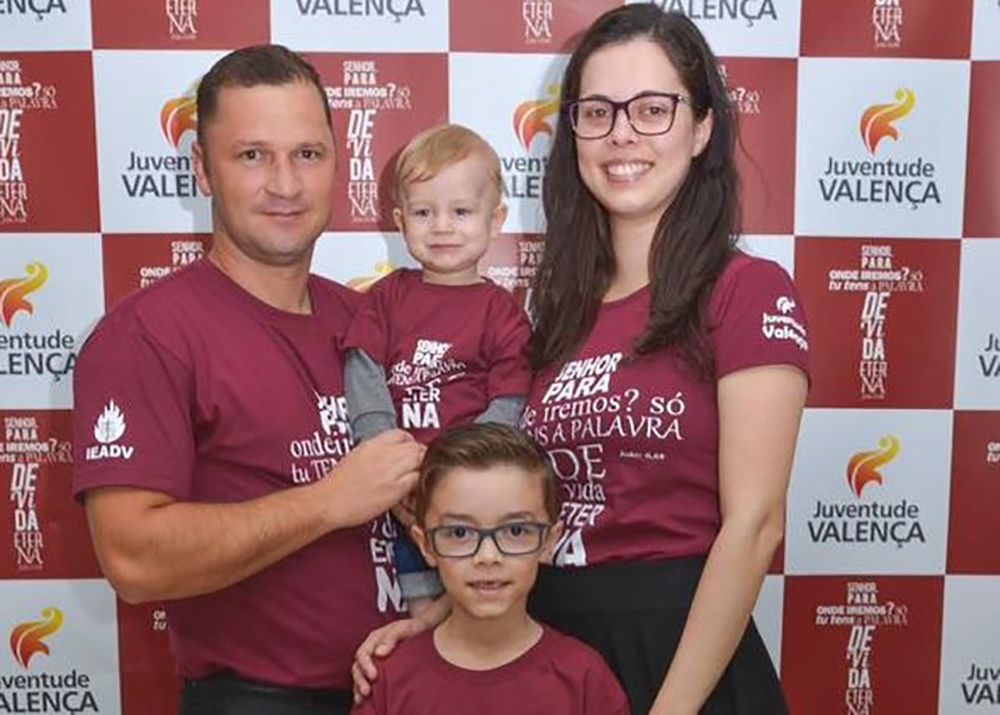 Leandro Avila, a esposa Maigler e os dois filhos