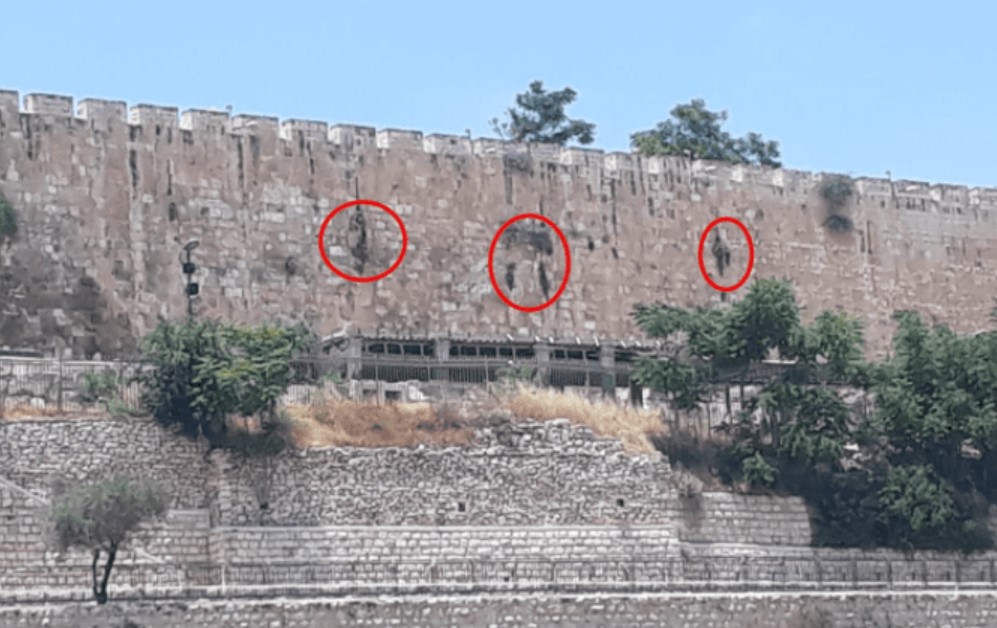 letras formando nome de Deus no muro do Monte do Templo