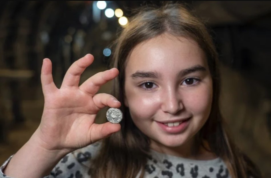 Liel Krutokop, de 11 anos, com a moeda que encontrou