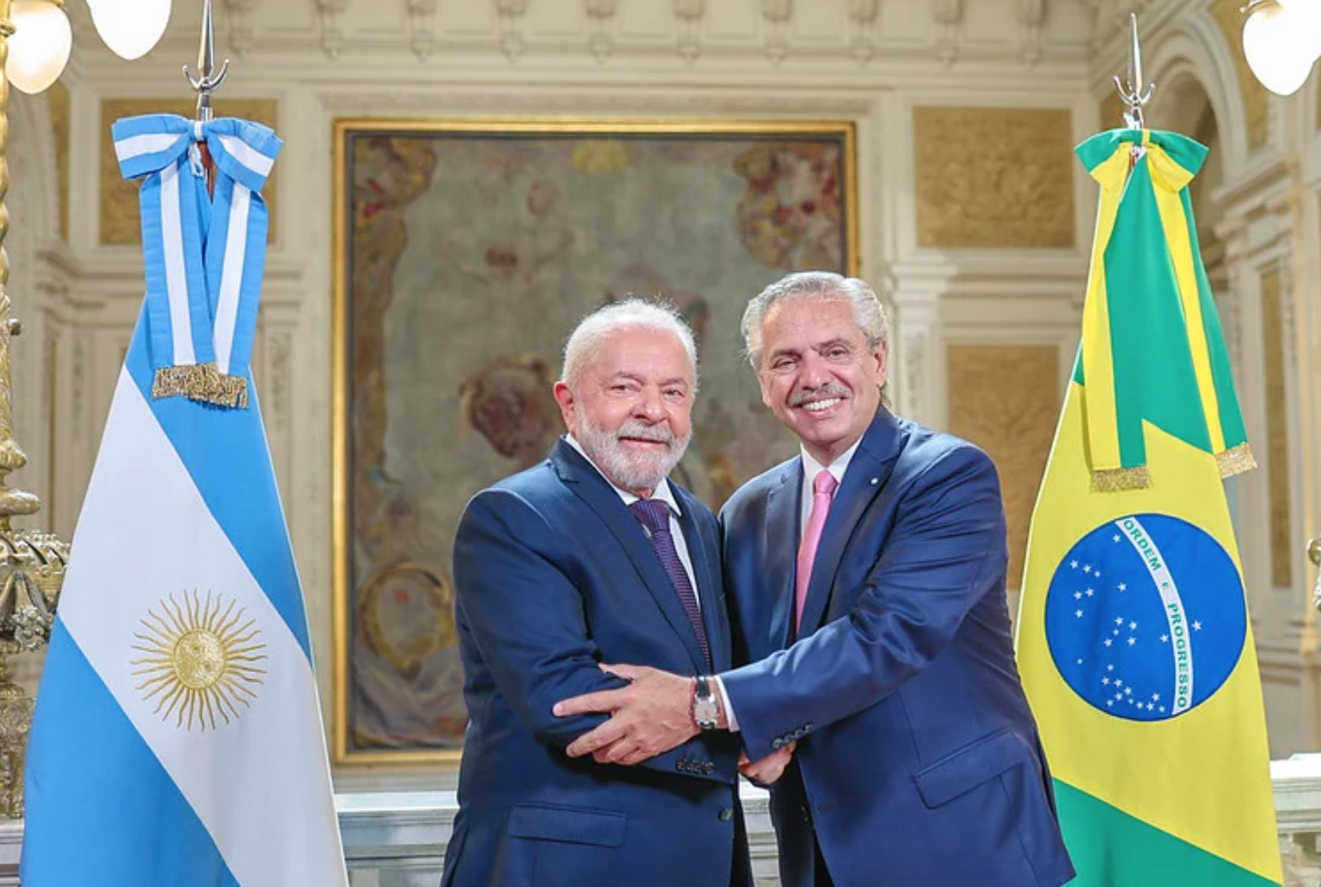 Lula ao lado do presidente da Argentina