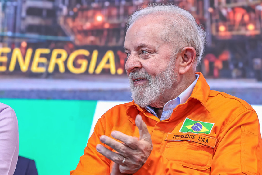 Lula durante discurso em refinaria Abreu e Lima