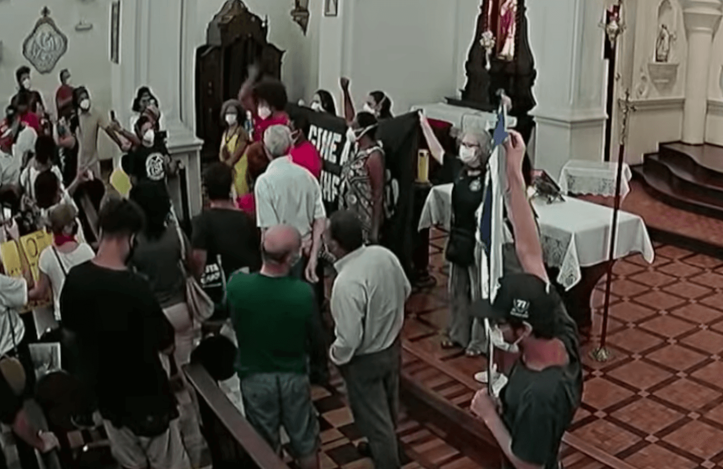 Militantes de esquerda dentro de igreja católica