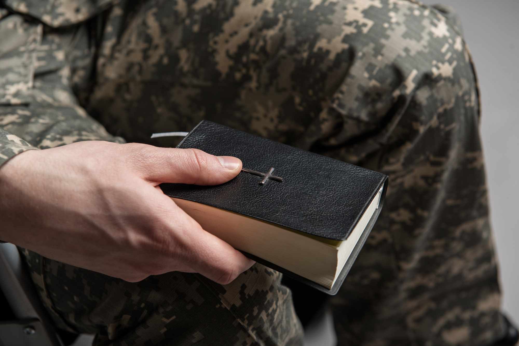 Militar com a Bíblia na mão