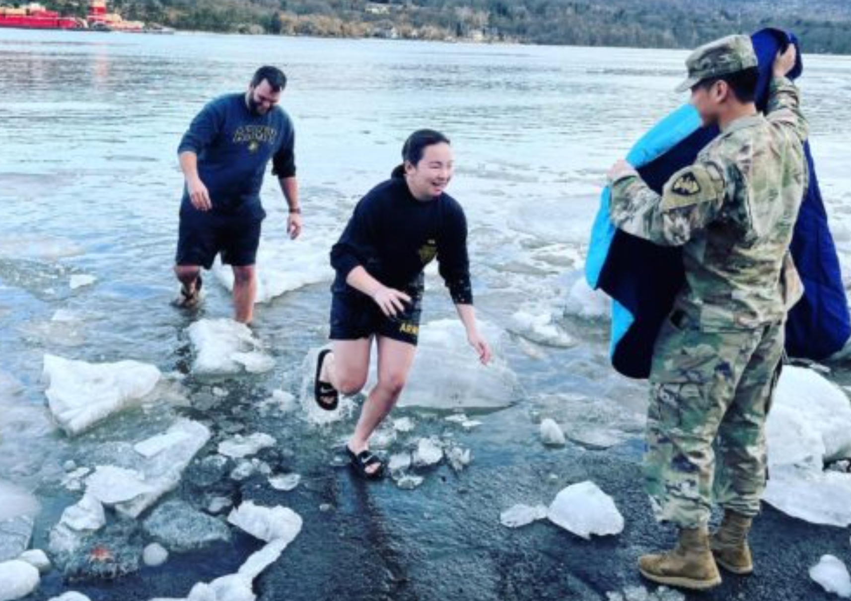 Militar corre para se aquecer após ser batizada