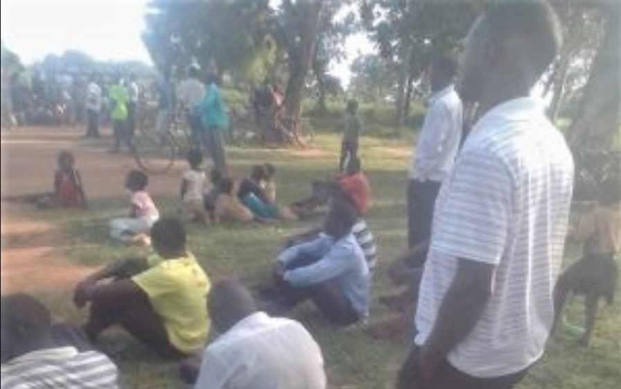 moradores de Uganda lamentam morte de pastor