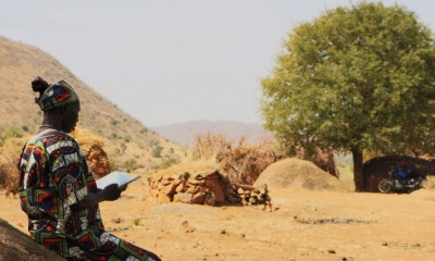 Mulher lendo a Bíblia no Sudão