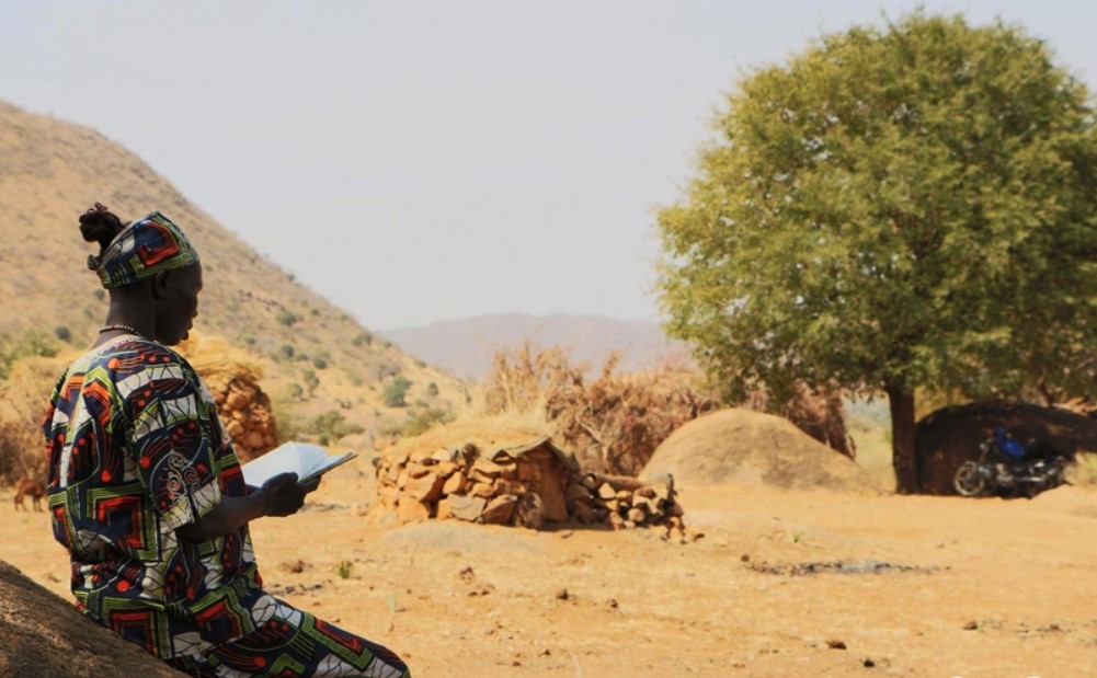 Mulher lendo a Bíblia no Sudão