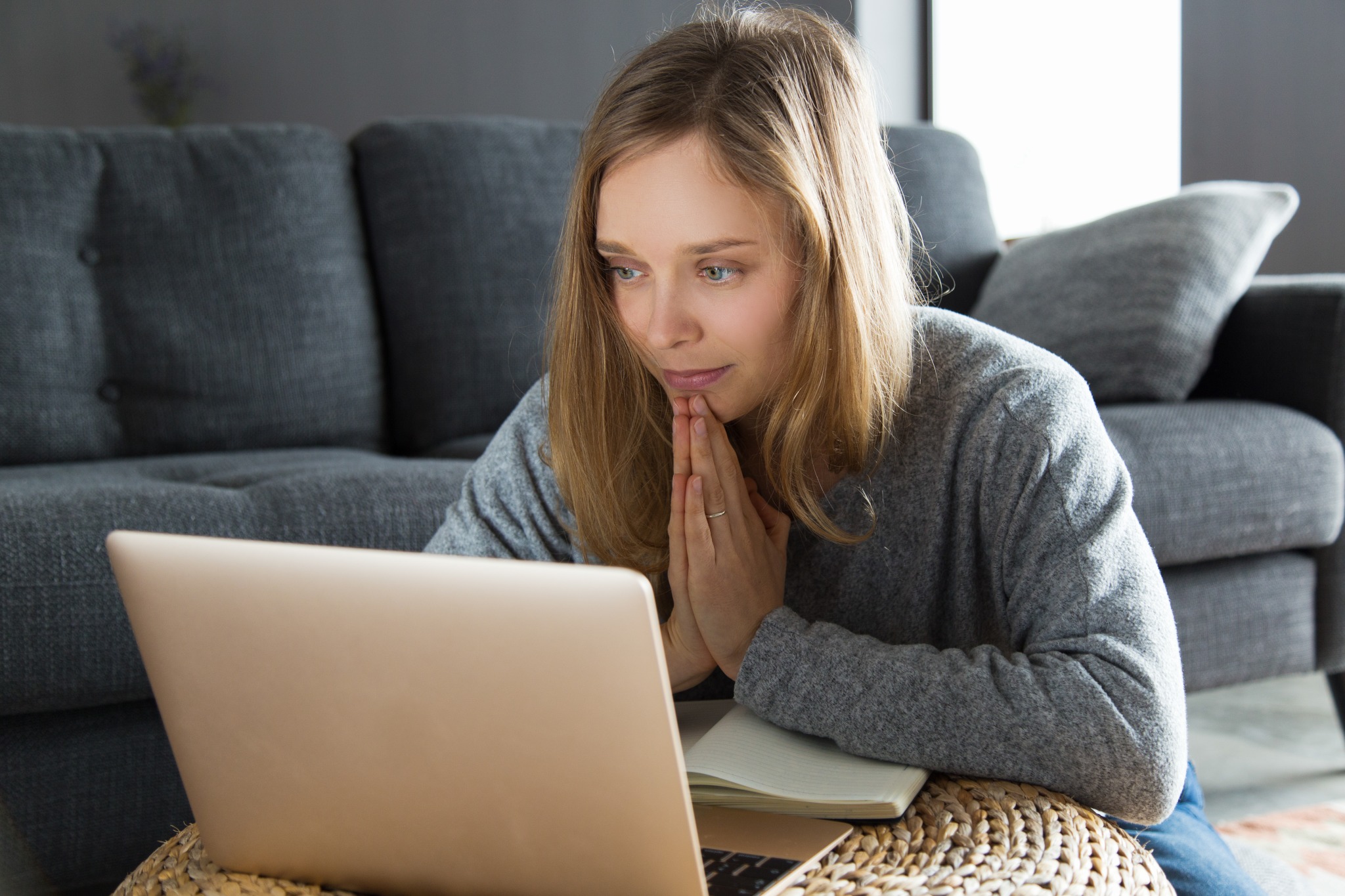 Mulher usando o computador para estudos bíblicos