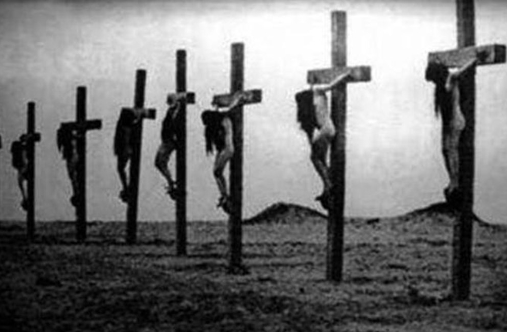 Mulheres cristãs crucificadas durante o genocídio armênio