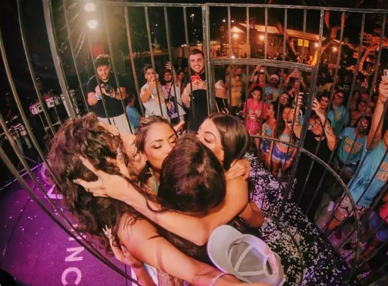 Mulheres se beijam na festa de Gessica Kayane