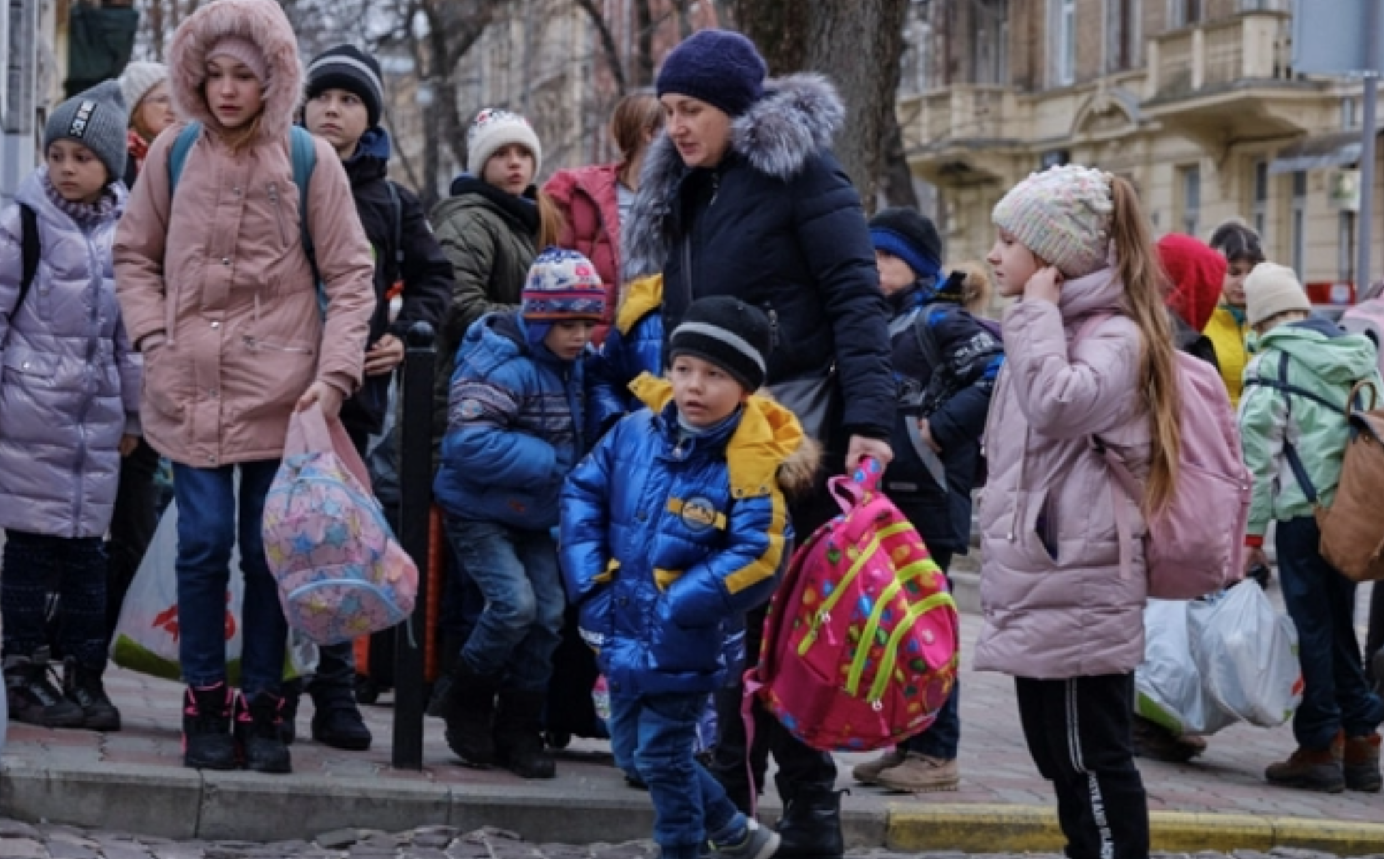 Órfãos sendo resgatados na Ucrânia