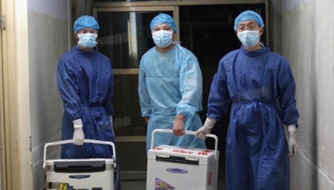 Os médicos carregam órgãos frescos para transplante em um hospital na província de Henan, China