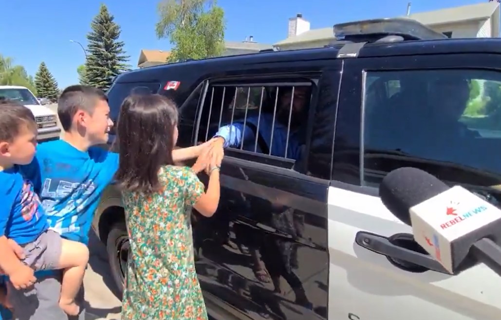 Pastor canadense sendo preso diante dos filhos