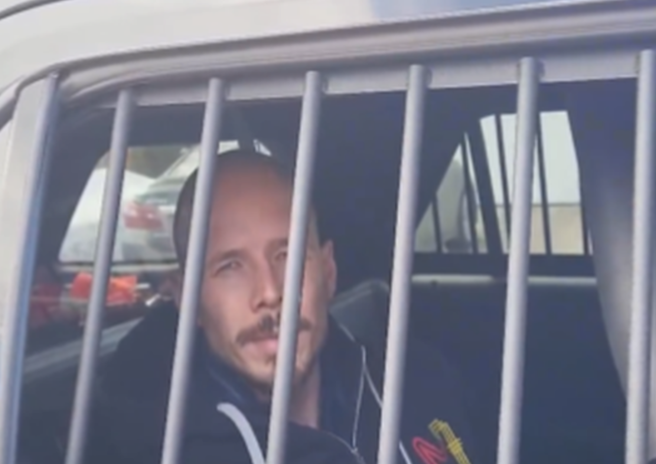 Pastor sendo levado preso