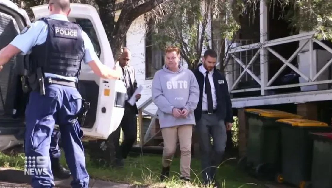 Pedófilo sendo preso na Austrália