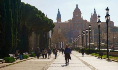 Pessoas caminhando em Barcelona, ​​Espanha.