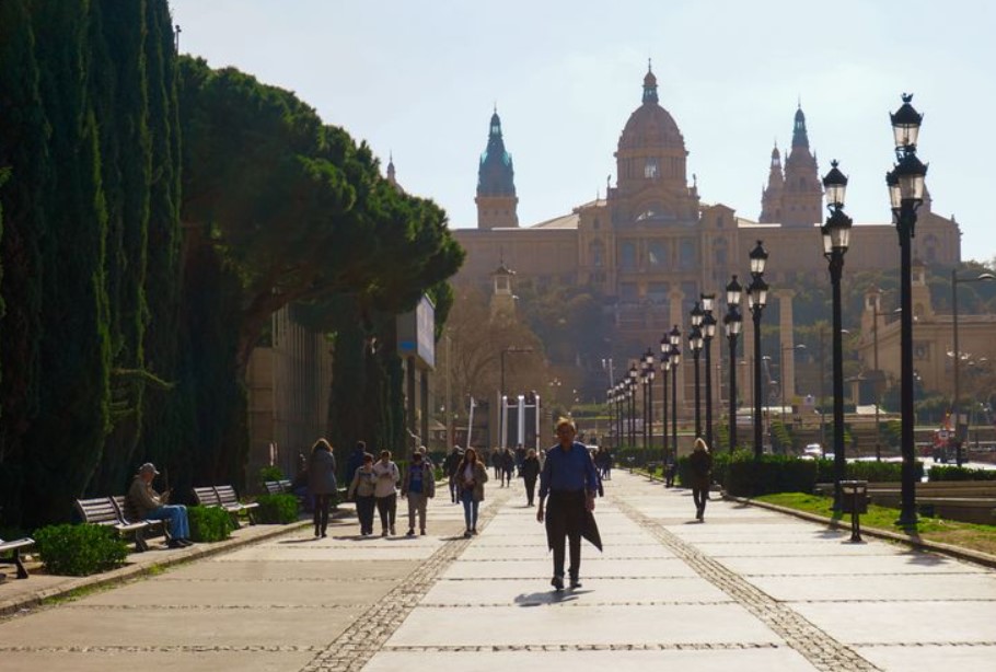 Pessoas caminhando em Barcelona, ​​Espanha.