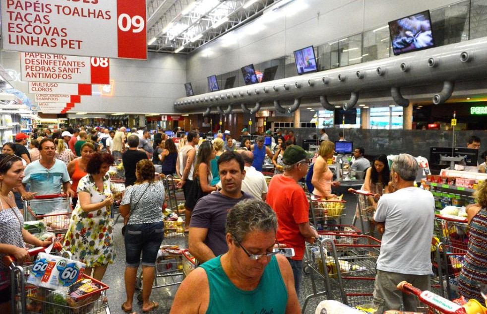Pessoas compram alimentos no mercado - Tânia Rêgo