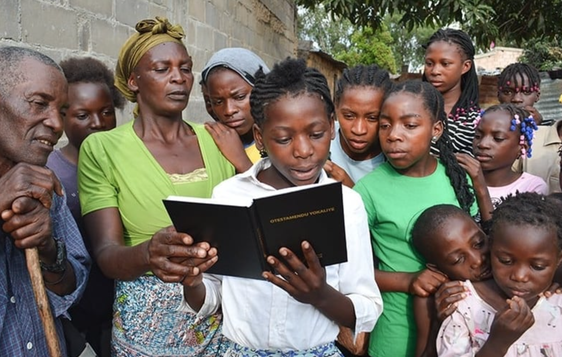 Pessoas lendo a Bíblia pela primeira vez