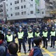 Polícia de Hong Kong cerca manifestantes