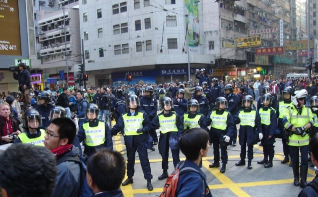 Polícia de Hong Kong cerca manifestantes