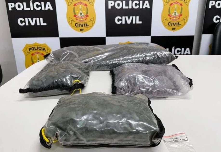 Polícia investiga pastor do DF por venda ilegal de pedras preciosas, armas e fraude bancária