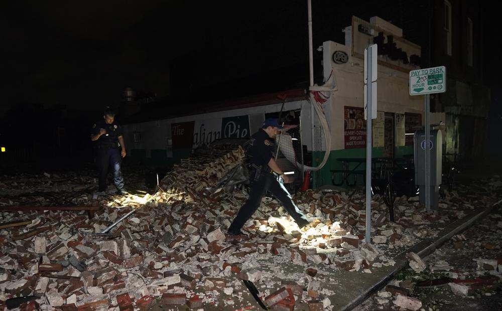 Policiais vasculham local onde prédio desabou
