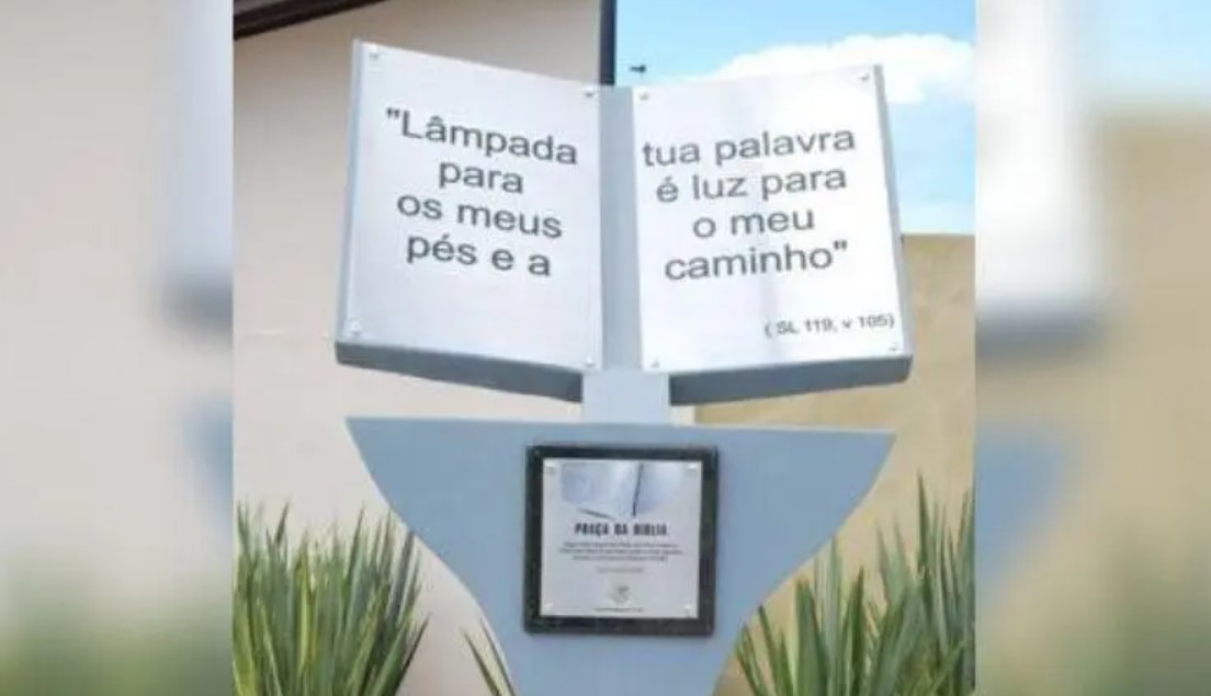 Prefeitura de Tijucas monumento da Bíblia