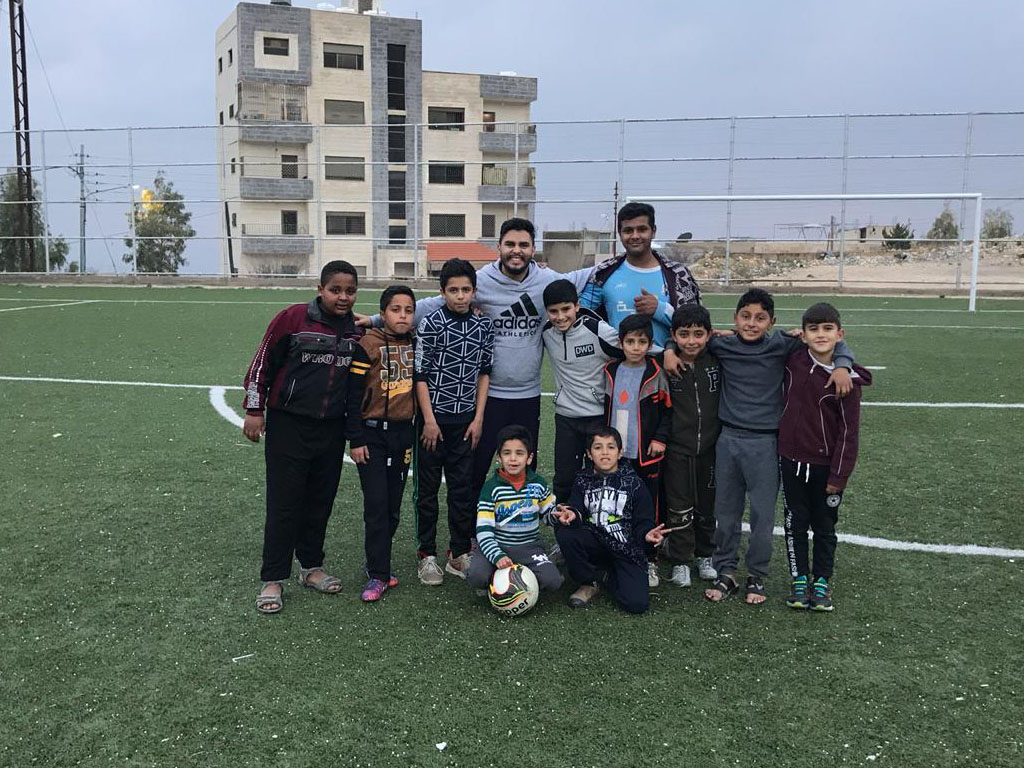 Rafael com crianças da Jordânia