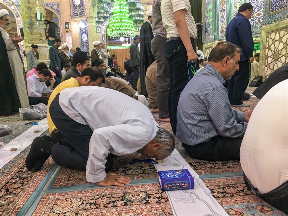 Muçulmanos oram em mesquita durante o Ramadã