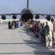 Refugiados embarcam em voo no Afeganistão