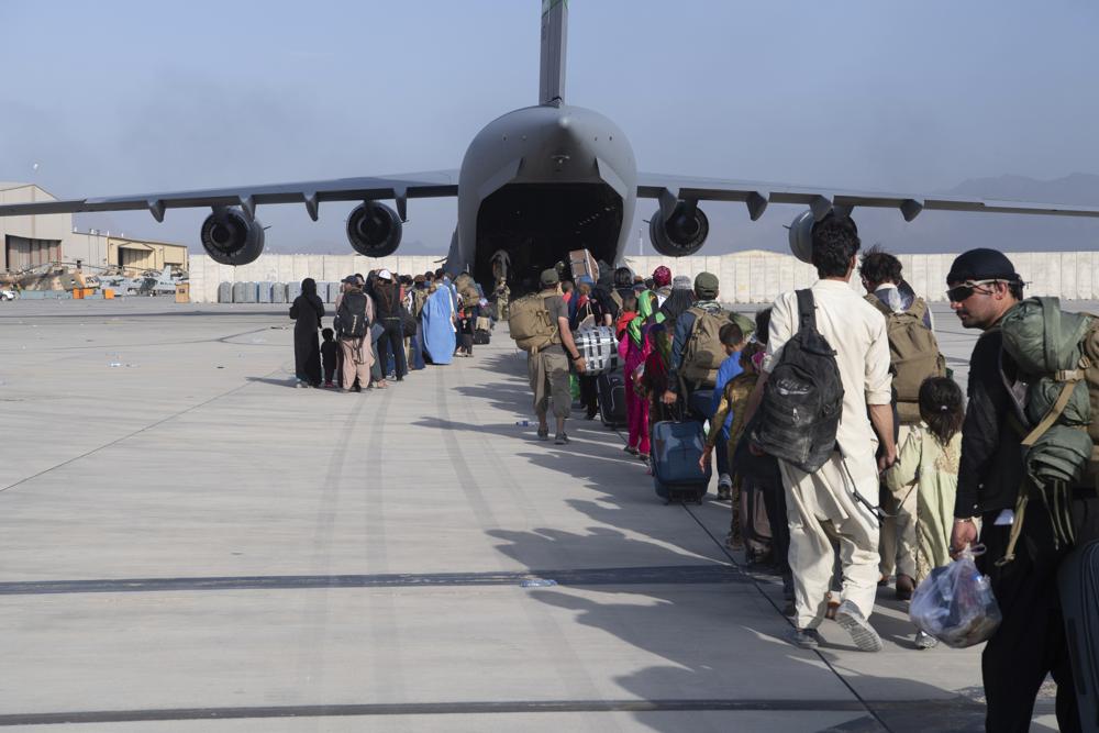 Refugiados embarcam em voo no Afeganistão