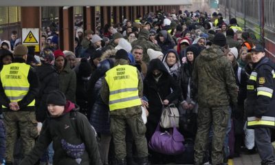 Refugiados ucranianos chegam a fronteira com a Polônia