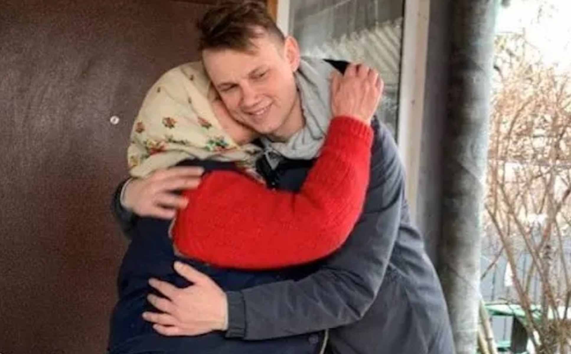 Missionário ucraniano é abraçado por senhora