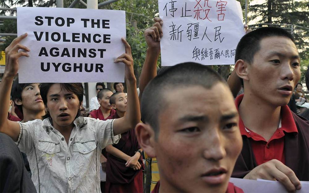 Em foto de 2009, tibetanos exilados protestam a favor de uigures, na Índia