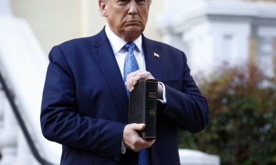Trump com a Bíblia na mão
