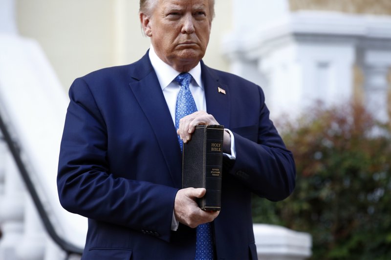 Trump com a Bíblia na mão