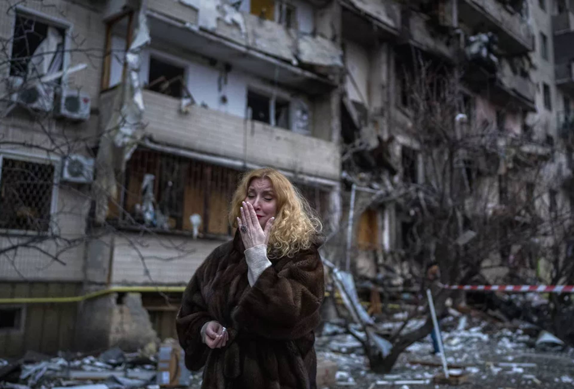 Ucraniana vê sua casa destruída por ataque russo