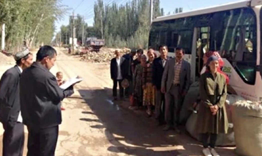 Uigures embarcam em ônibus para trabalhos forçados