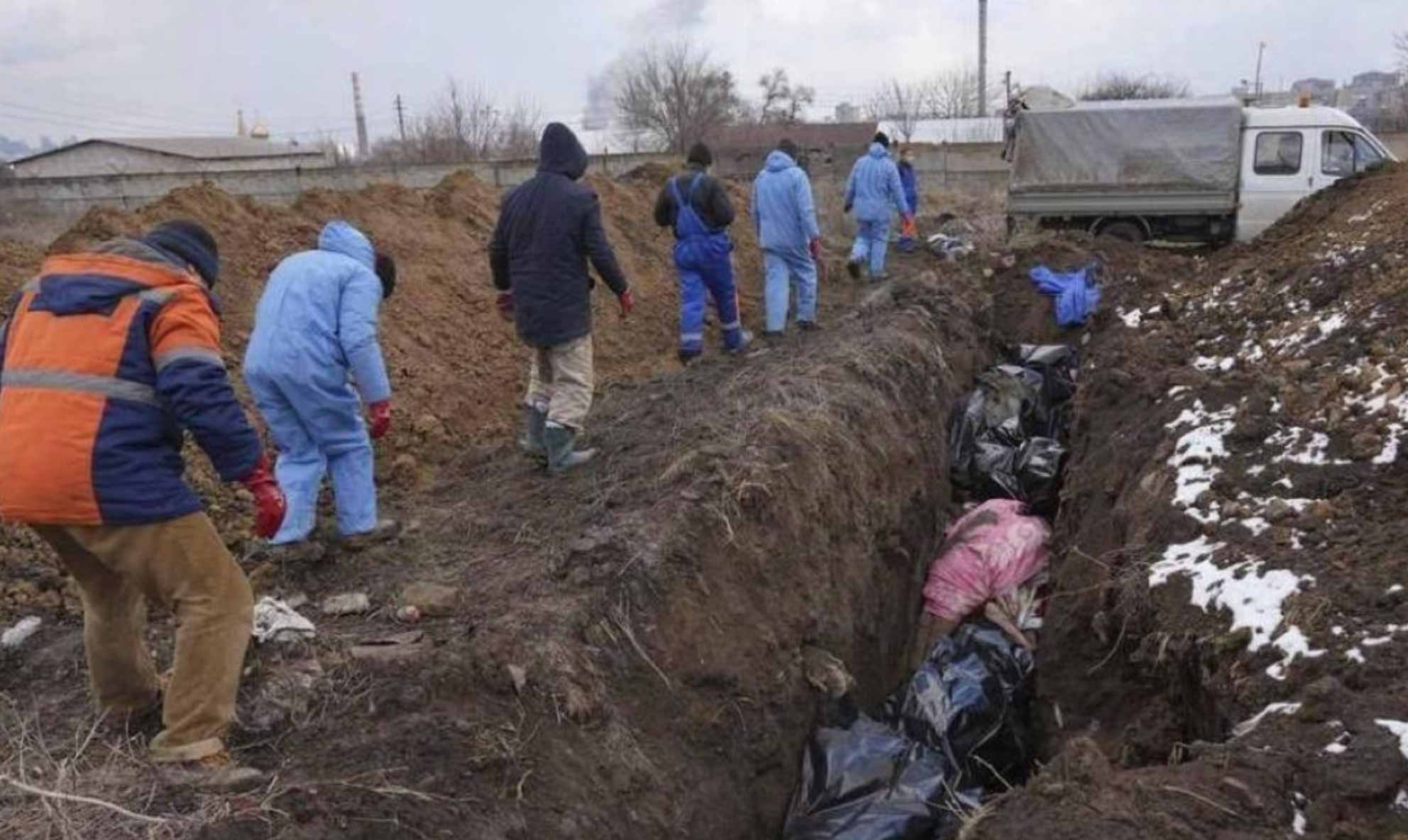 Civis assassinados e enterrados em vala comum na Ucrânia