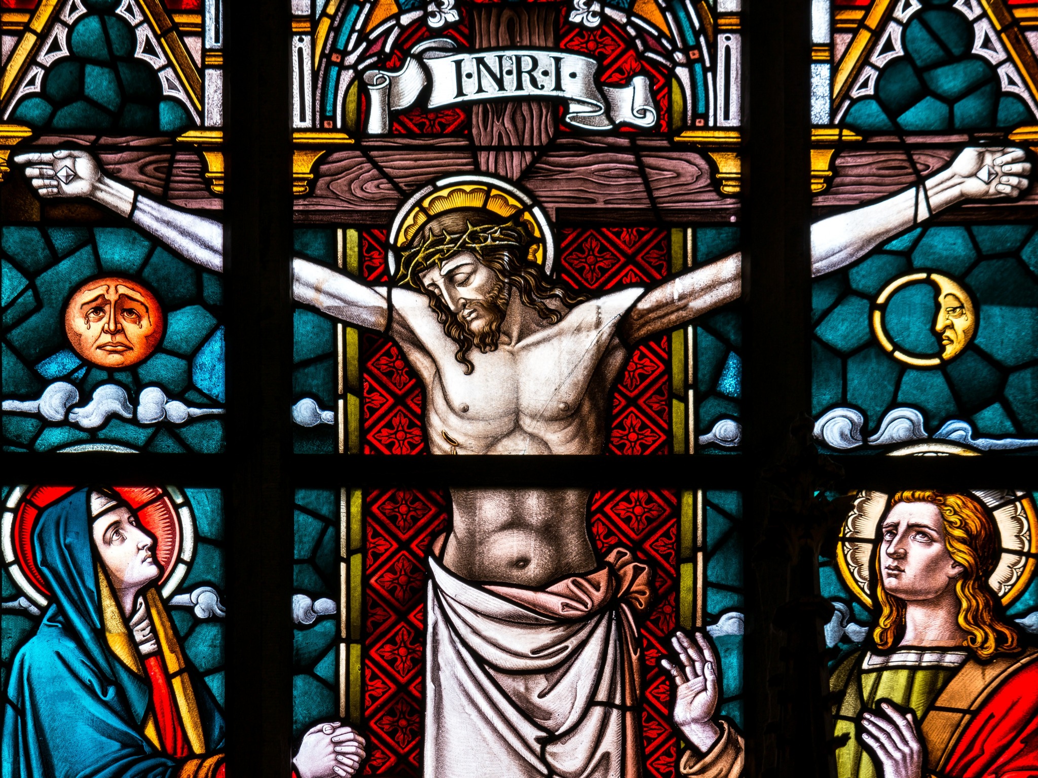 Vidraça de igreja com Jesus crucificado