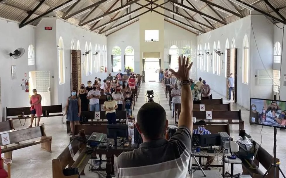 Wellington ministrando culto na Igreja Batista do Pinheiro, em Maceió