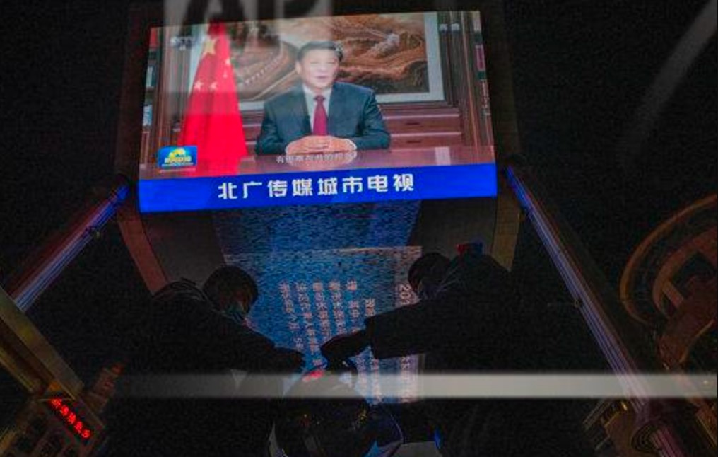 Guardas diante de tela com ditador Xi Jinping